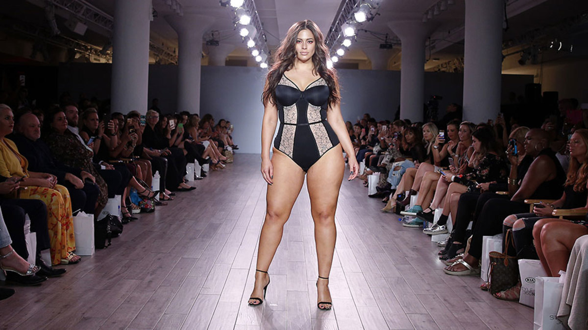 ashley-graham-lingerie-show-2.jpg